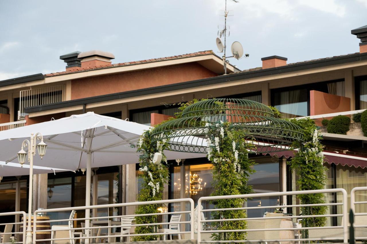 Hotel Aquila D'Oro Desenzano Desenzano del Garda Exterior photo