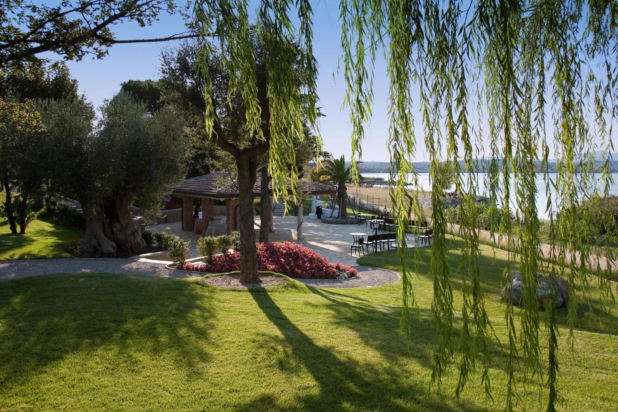 Hotel Aquila D'Oro Desenzano Desenzano del Garda Exterior photo