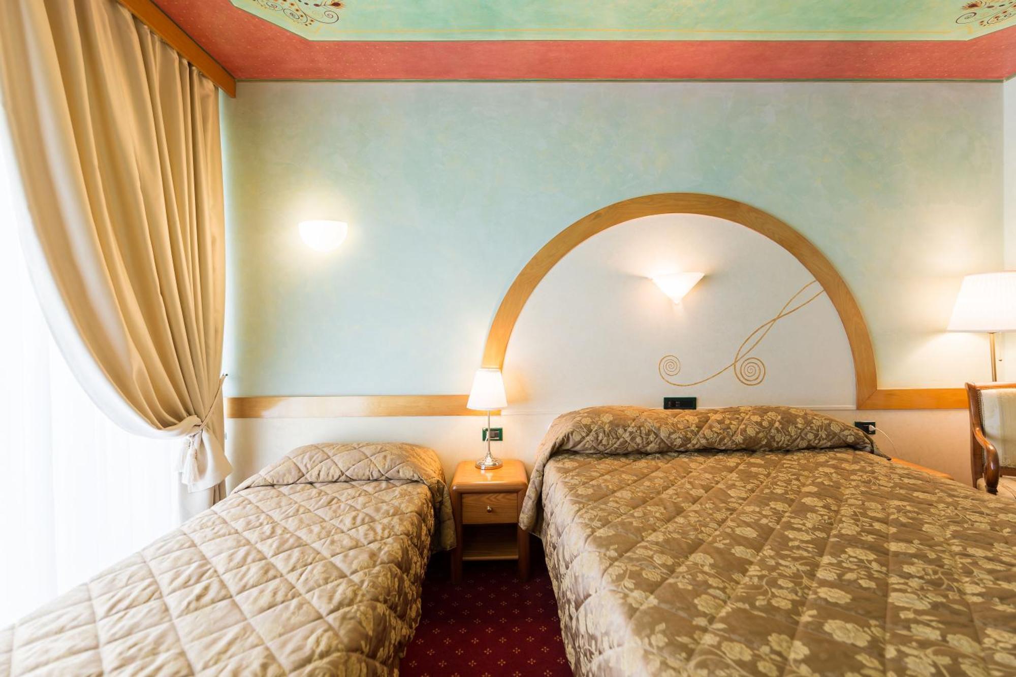 Hotel Aquila D'Oro Desenzano Desenzano del Garda Room photo