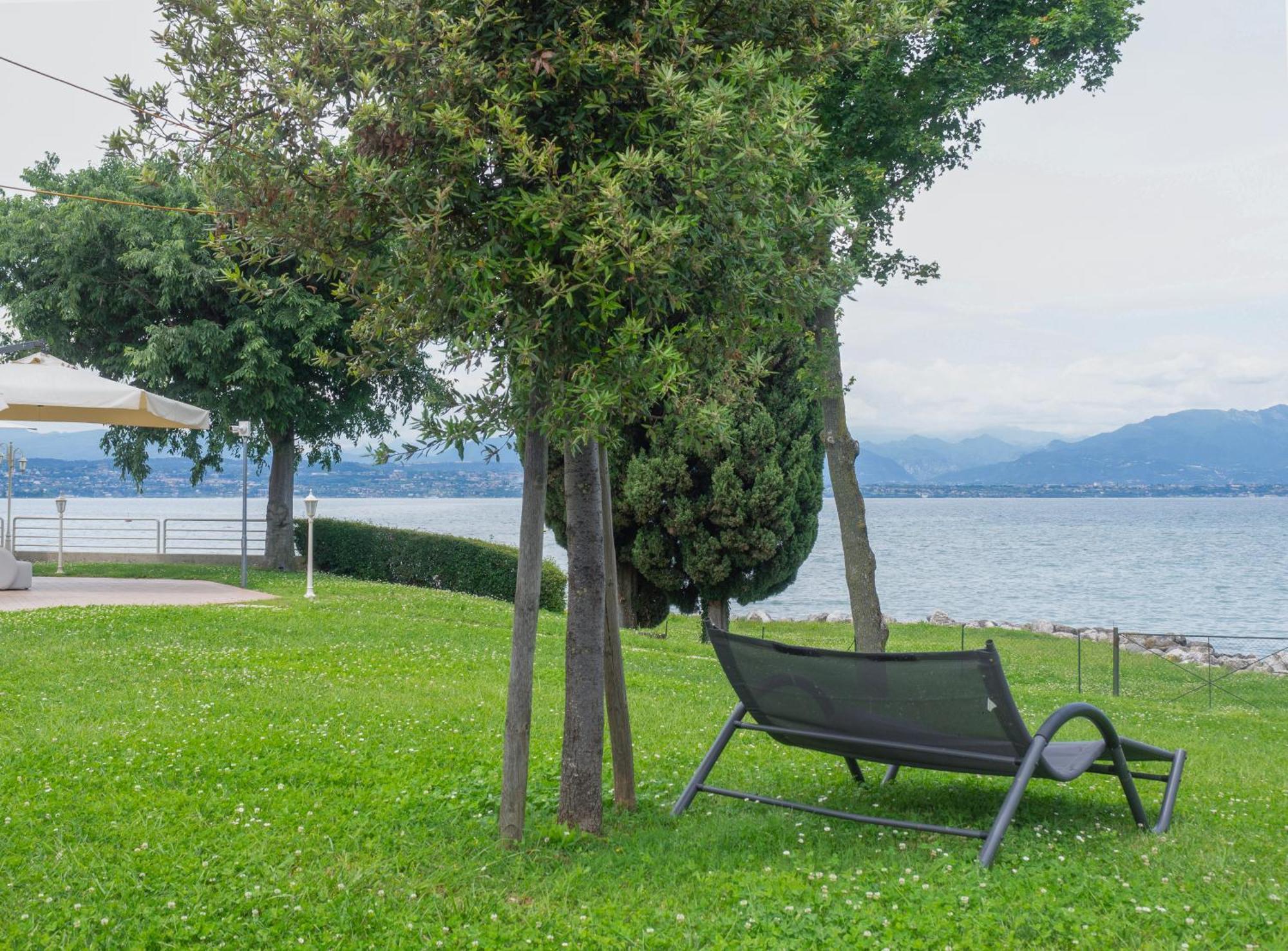 Hotel Aquila D'Oro Desenzano Desenzano del Garda Exterior photo