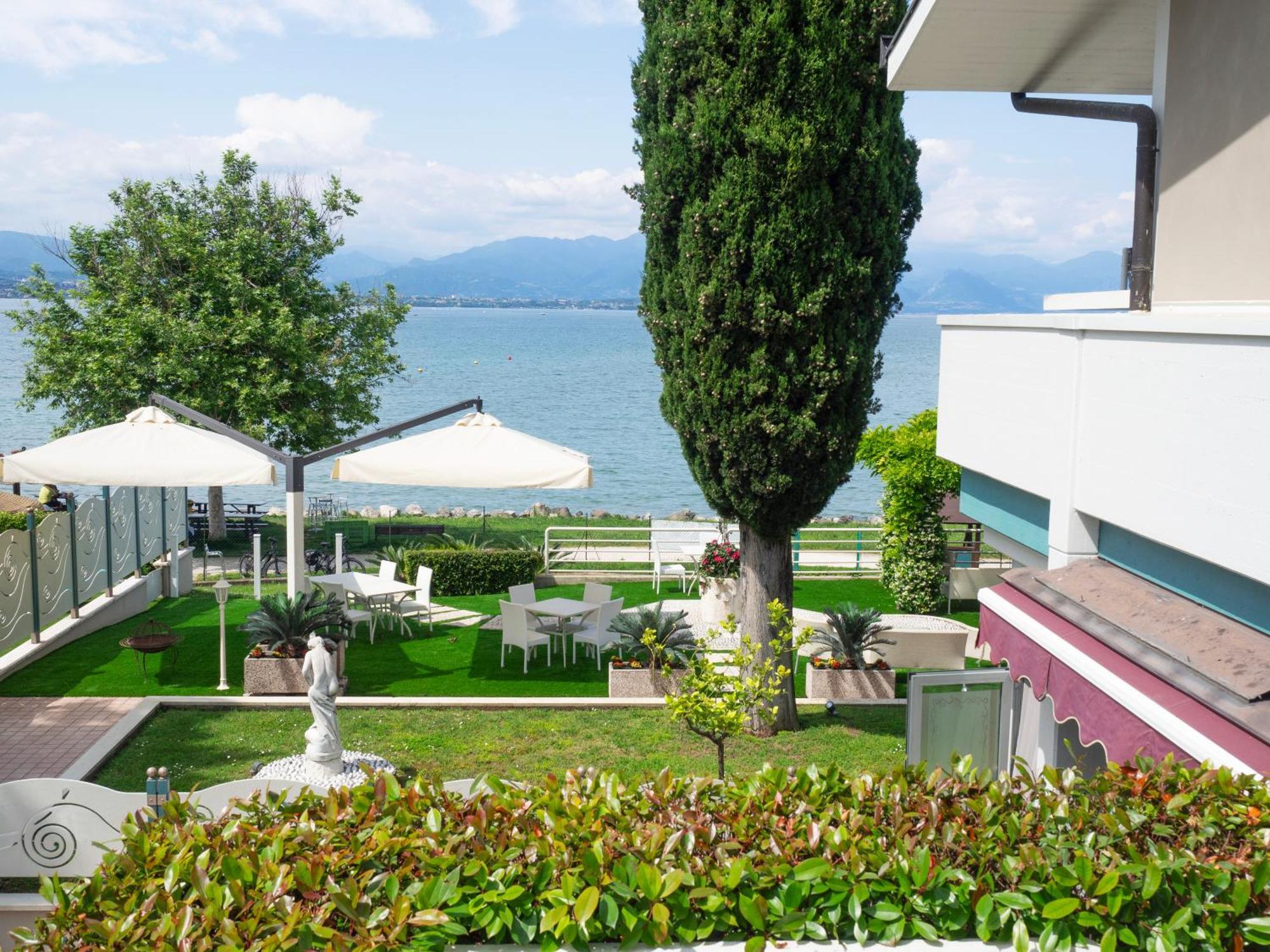 Hotel Aquila D'Oro Desenzano Desenzano del Garda Exterior photo