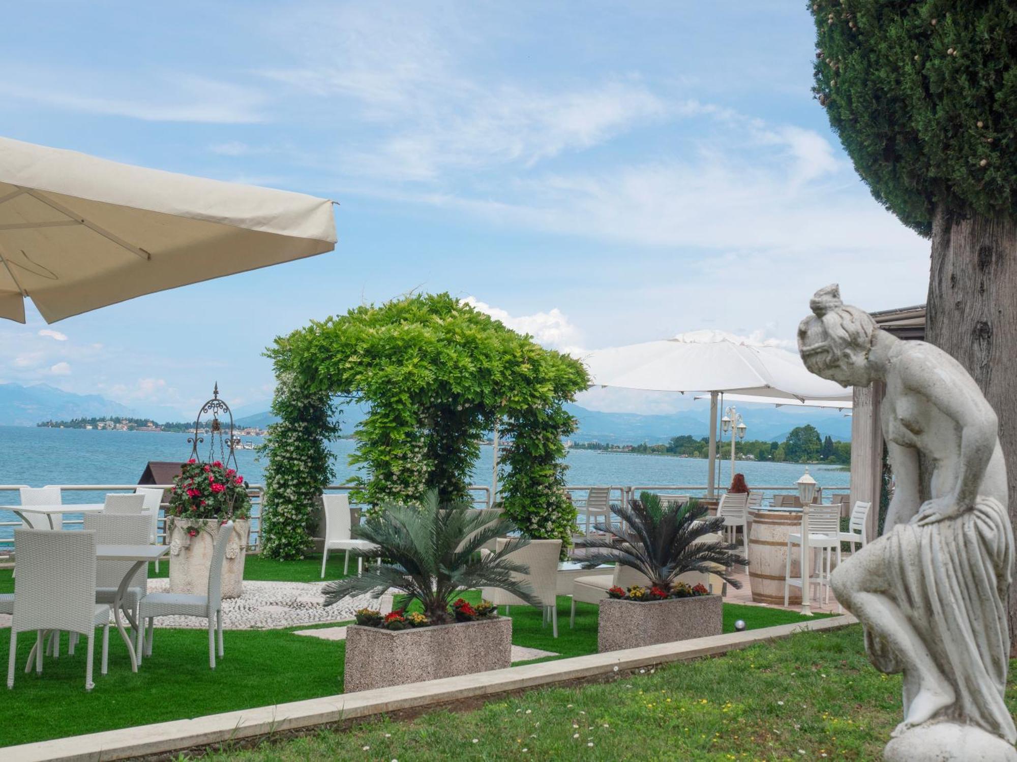 Hotel Aquila D'Oro Desenzano Desenzano del Garda Exterior photo