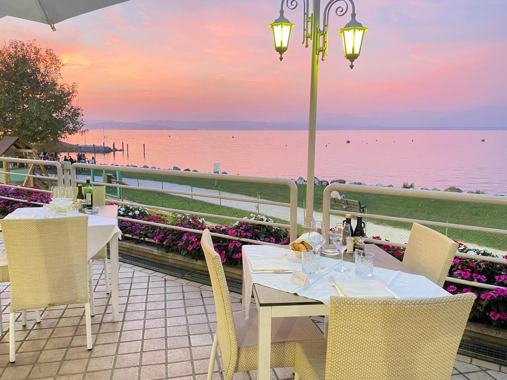 Hotel Aquila D'Oro Desenzano Desenzano del Garda Exterior photo