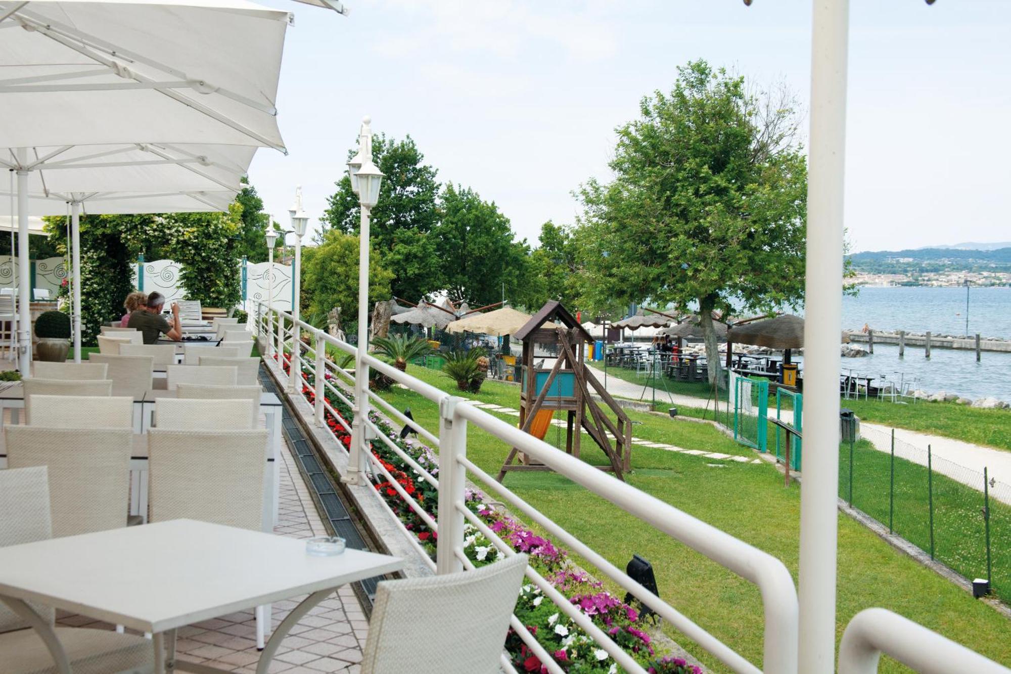 Hotel Aquila D'Oro Desenzano Desenzano del Garda Exterior photo