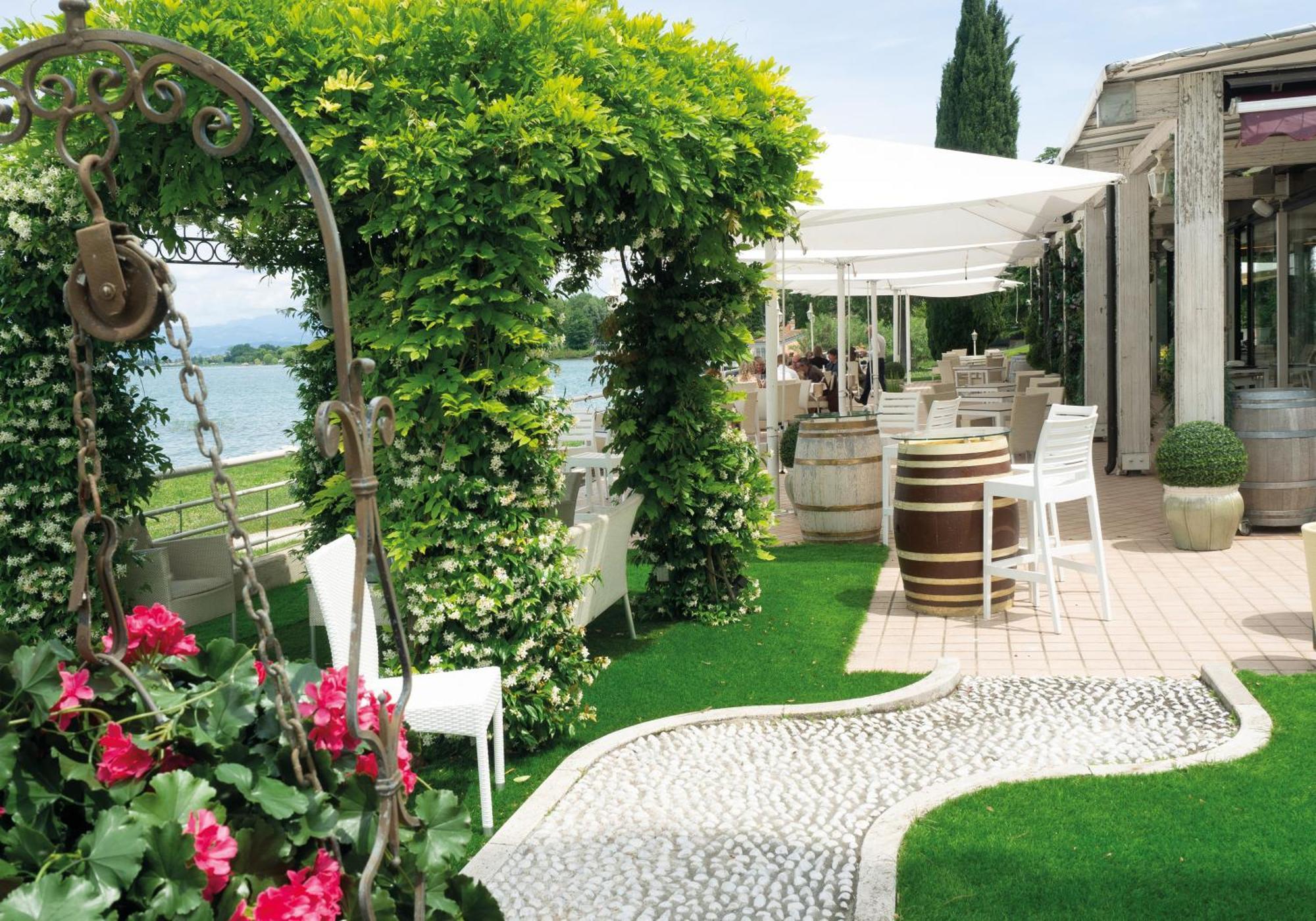 Hotel Aquila D'Oro Desenzano Desenzano del Garda Exterior photo
