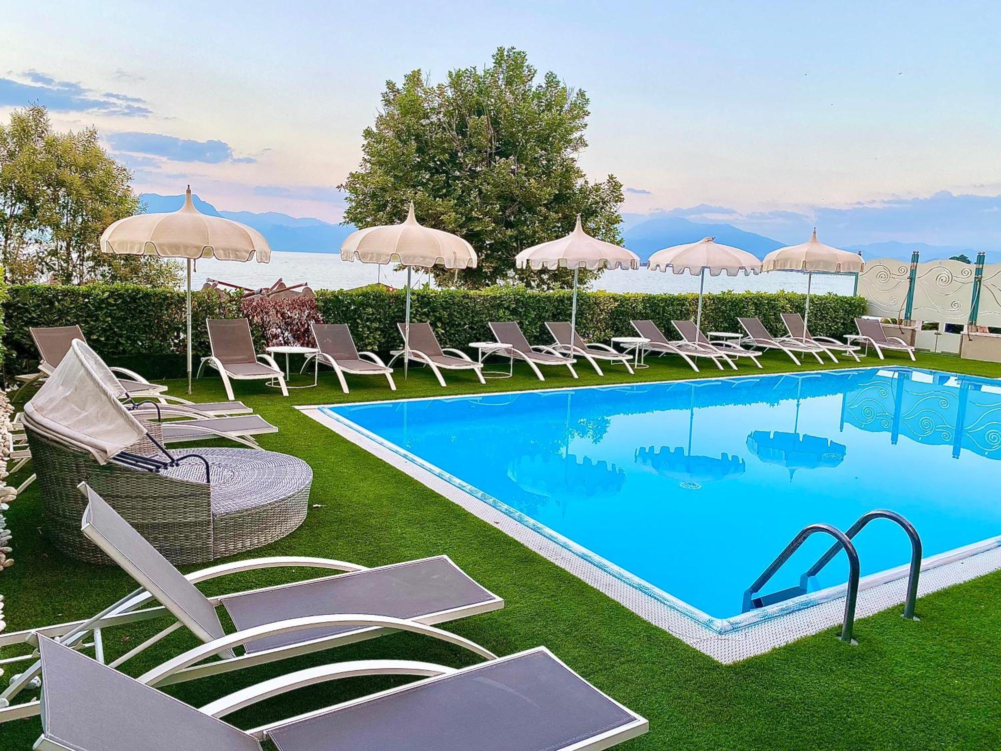 Hotel Aquila D'Oro Desenzano Desenzano del Garda Exterior photo