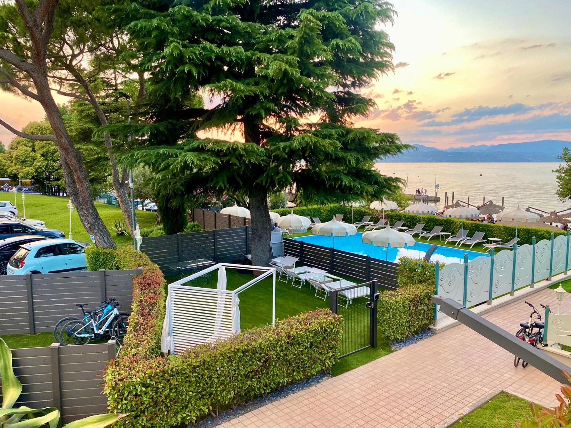 Hotel Aquila D'Oro Desenzano Desenzano del Garda Exterior photo