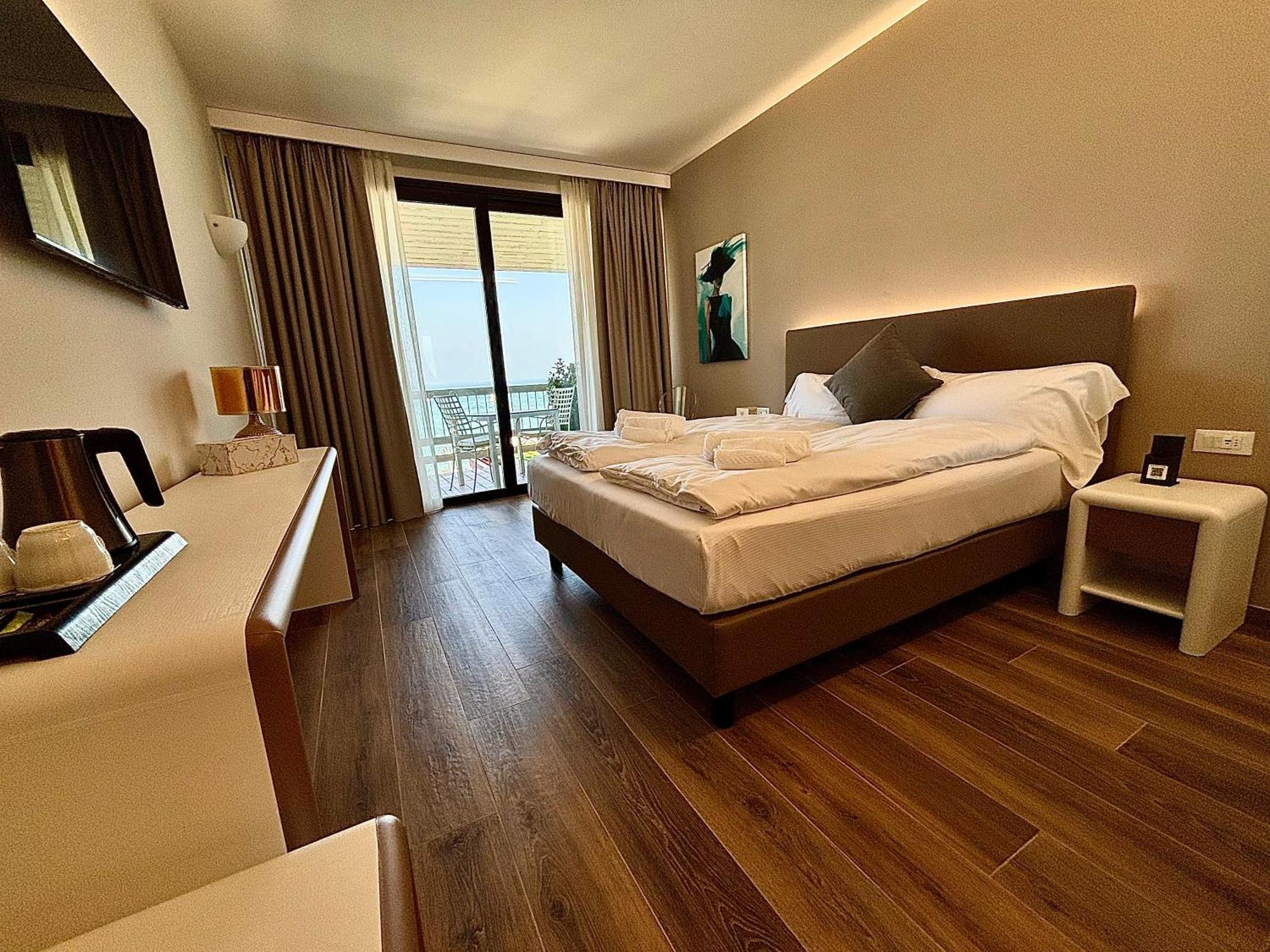 Hotel Aquila D'Oro Desenzano Desenzano del Garda Exterior photo